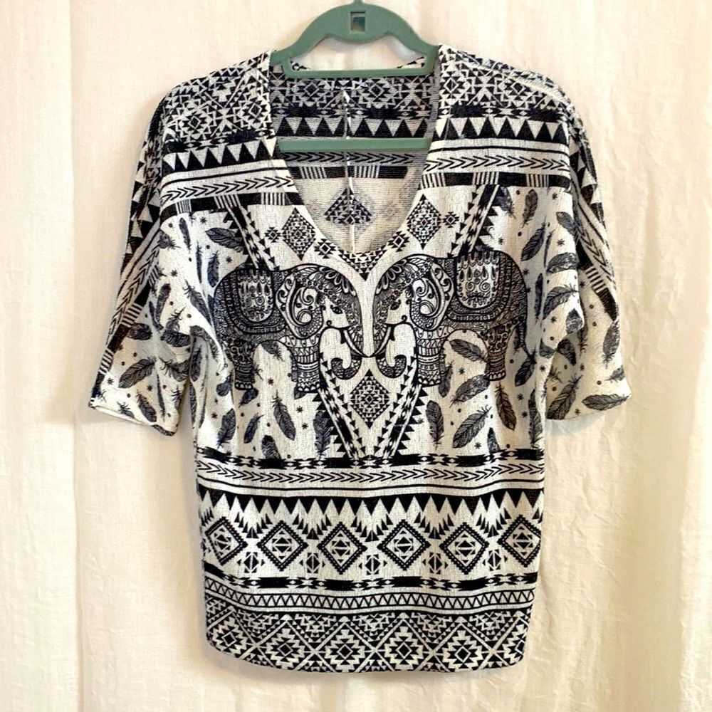 Papaya Top v- neckline Black and White Print Short Sleeve NWOT Size Small